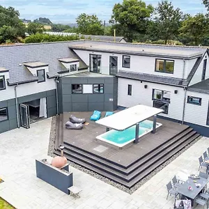 Huxham View - A Luxurious Family Retreat With Swim Spa, Cinema, Gym And Pool Table Holiday home Poltimore